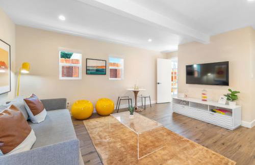 Beach Bungalow Perfection - Private Patios, BBQ walk2beach & Pet Friendly! - Foto 1