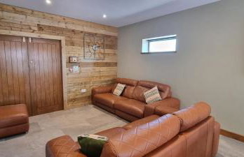 Stylish Lodge in the Peak District sleeps up to 9 - Photo 5