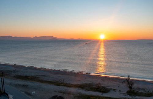 Sun and Sea Apartment - Beachfront, 2 Bedrooms with Sea View & Garden - Photo 54