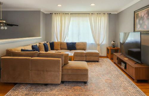 Spacious 4BR Retreat Yard, BBQ & Prime Location - Foto 30