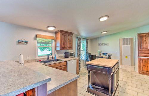 Lakefront Retreat with Pier, Bar Hut and Fireplace! - Foto 10