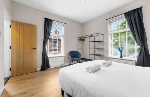 Modern 3 Bedroom house, short walk to train station and town centre, close to Manchester Airport and PLouise - Photo 15