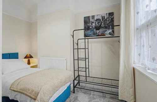 Countess House, Northampton - Stylish Modern 2-Bedroom House with Garden - Free Parking - Foto 3