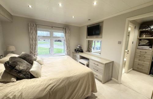 Modern 2 bed cabin with River Views - Photo 13