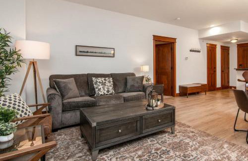 Modern Riverstone Condo with Grand Deck - Steps to Shops, Restaurants, Trails and River - Foto 11