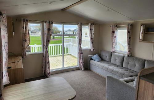 AMC Flamingo Land Caravan, Motorhome & Campervan Hire - Foto 12