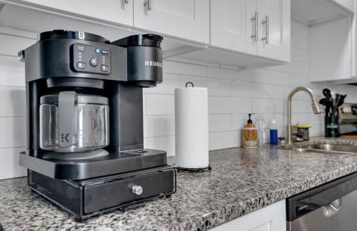 Shades of Gray 4BR Home w Mini Fridges - Foto 36