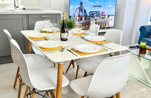 Walnut Luxurious 2-Bedroom with Ensuite - Parking, Netflix, WIFI - Close to Oxford, Bicester & Blenheim Palace - Photo 5