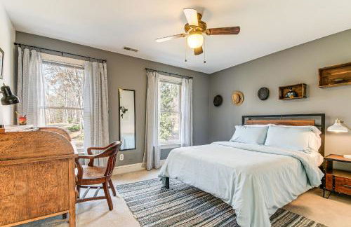 4,100-Sq-Ft Gem with Pool Table and Yard in Raleigh - Foto 16