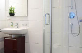 Wohnensemble mit 3 separaten Bereichen- 2 Küchen- 3 Badezimmer- 10 Personen- Garten- Parkplatz - Foto 32