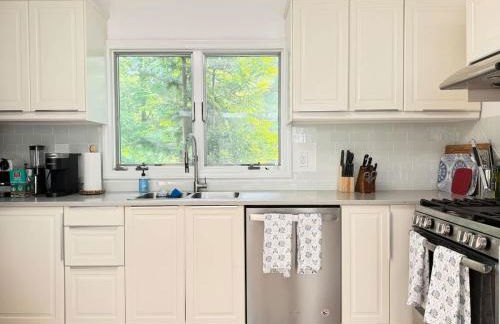 Amazing Southampton Home with Private Heated Pool - Foto 34