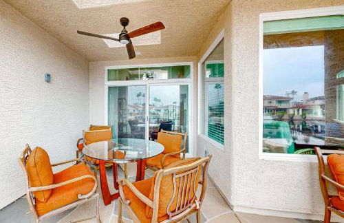 Lake view desert stay with pool, patio, grill, & smart TVs - snowbird-friendly - Foto 2