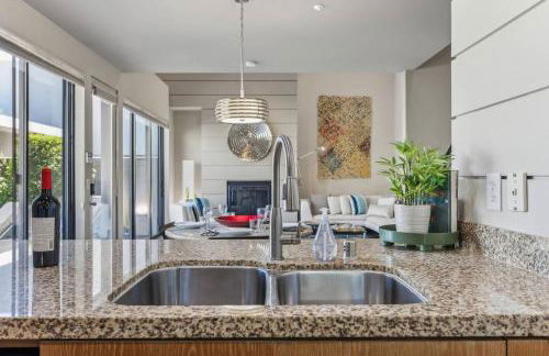 Stylish Gated TH + private heated pool + hot tub - Foto 17