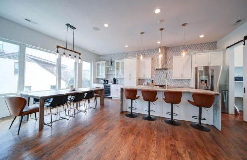 Modern Rooftop Townhome w Hot Tub & Skyline Views - Photo 32