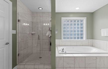 Sleeps 22, Lakefront w/ Private Dock & Pool, 2 Houses Lake Living by Avantstay - Foto 102