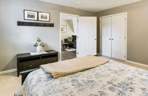 Walk to Town Charming Unit with Balcony in Bedford! - Foto 14