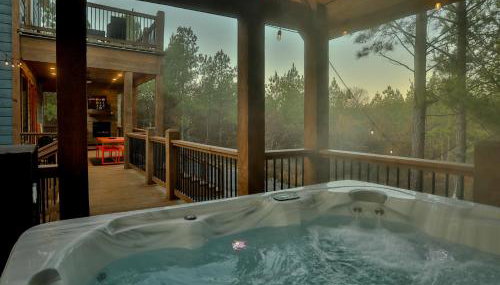 Luxury Top Rated Cabin! Hot Tub - Fire Pit - Decks - Game Room - Walk to Town - Foto 3