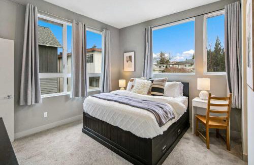 Lake & City View Modern Retreat w AC - Photo 15