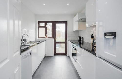 Bright and spacious home with free parking and garden - Foto 4