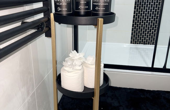 City Centre 1-bed Apartment in Preston With Sky - Photo 6