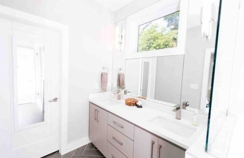 Modern Luxury Rooftop Deck, 3 mi to Downtown - Foto 58