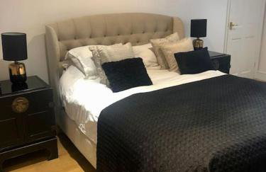 2 double bedroom large modern self contained apartment Free parking - Foto 9