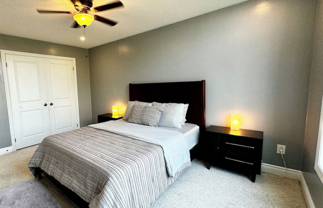 Spacious 4-Bedroom Retreat - Photo 8