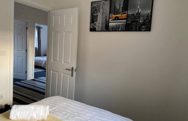 4-bed House With Private Garden in Barnsley! - Photo 9