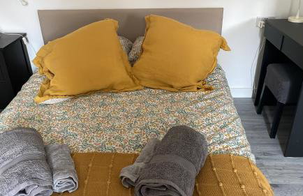 Studio - Sleeps 2 - Pet friendly - Parking - Photo 16