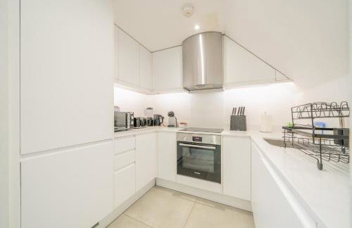 New! Modern Elegant 2-Bed Apartment, free parking - Photo 10