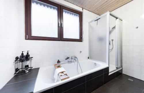 Modernes Apartment mit Balkon, Parkplatz, Waschmaschine für 4-5 Gäste - Foto 13