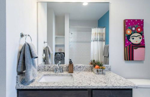 Explore the River Walk from Artsy Designer Retro Chic Home - Foto 23