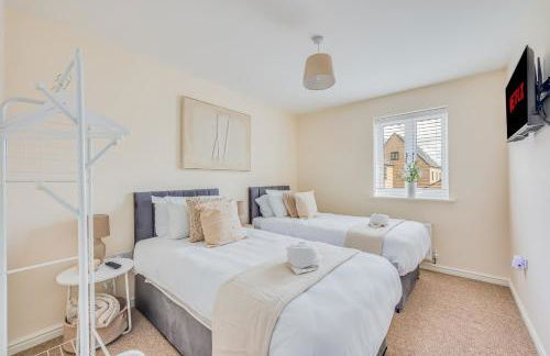 Beautiful Detached House with Driveway Parking, Study Room, Spacious Garden, Smart TVs and Fast Wifi by Yoko Property - Photo 12