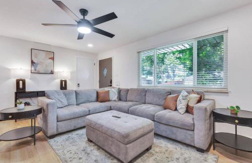 4BD Near DT | Hot Tub, Pingpong & Backyard Fun - Foto 11