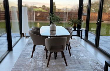 Modern Entire Home steps from the Train Station - Foto 6