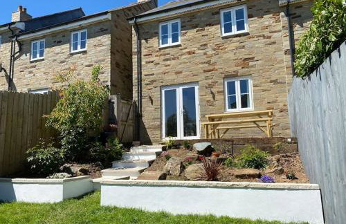 Stylish 3 bed home with allocated parking for 2 - Photo 1