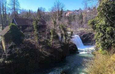 Old house by the stream - Photo 45