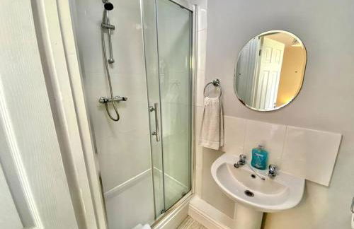 EasyRest - Spacious Detached House - 10 Beds - 5 Bedrooms - 4 Bathrooms - Secure Parking 5 Vehicles - Excellent Road Links - Perfect for Contractors & Large Groups - Foto 36