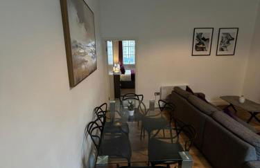 City Centre 4 Bedroom Apartment with Terrace Sleeps 10 by StaySavvy Accommodation - Foto 13