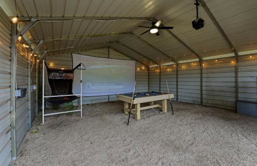 Game Barn, Cowboy Pool, 17ft Movie Screen - sleeps 10 - Photo 37