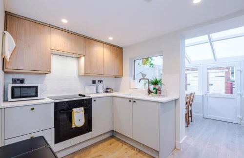 Foden's House by YourStays - 2 Bedroom Cottage in Sandbach with gorgeous dining room extension, High end finish - Foto 4