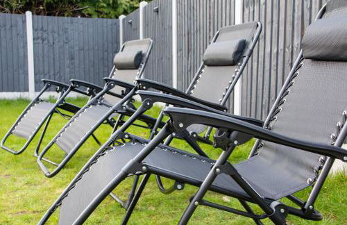 6 BR 3 Bath Spacious Tudor House & Free Parking - Foto 7