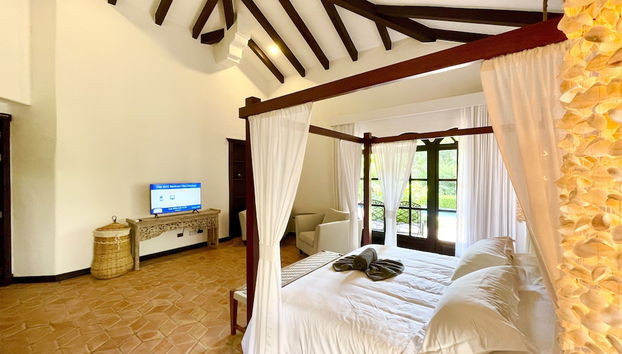 Casa Campana: 9BR Luxury Villa at Los Suenos Resort by RedAwning - Foto 4, Habitación