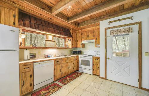 Spring Creekside Getaway at Whittier Cabin with Deck - Foto 7