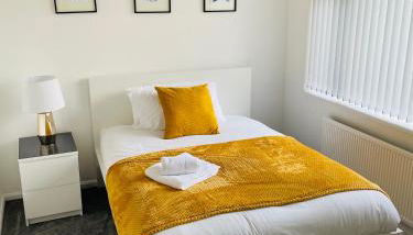 Wolverhampton 3-Bed Home Garden 4 Beds Parking for 2 Vans Ideal for Contractors, NHS & Long Stays Near M6, Walsall & City Centre - Foto 3