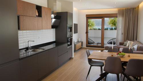 Luxury Poolside Villa - Photo 3