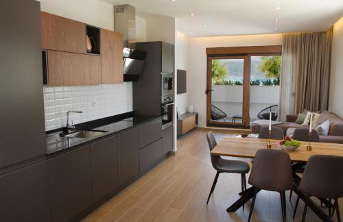 Luxury Poolside Villa - Photo 3