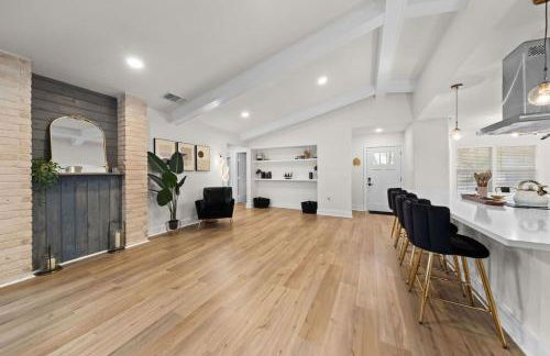 Spacious 6 Bed House near Airport, Pet-Friendly, Close to AFB - Photo 12