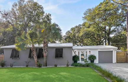 The Surf House: Stylish 2BR Haven - Foto 40