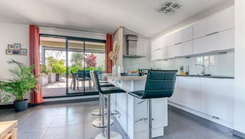 GuestReady - Chic Stay with Jacuzzi and Parking - Photo 2